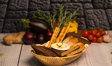 Хлебная корзинка с ароматным маслом (бородинский, баварский, французский багет, медовый со злаками, гриссини)