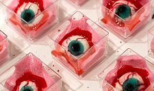Десерт "Кровавый глаз" на клубничном облаке
