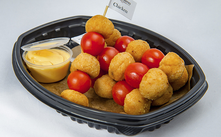 Горячие закуски на шпажках : Куриные мячики с томатами черри с сырным соусом