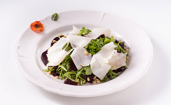Правильное питание : Ломтики печеной свеклы с тонкими слайсами козьего сыра и листьями салата