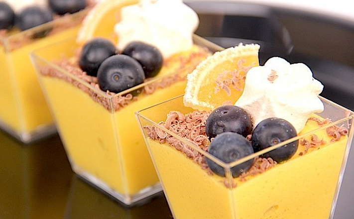 Десерты в форме : Шот с суфле из манго со свежими ягодами