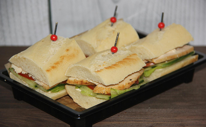 Мини-сэндвич с куриной грудкой на французском багете с соусом "Карри"
