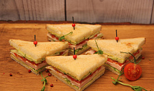 Мини-сэндвич с куриной грудкой на тостовом хлебе с соусом "Карри"