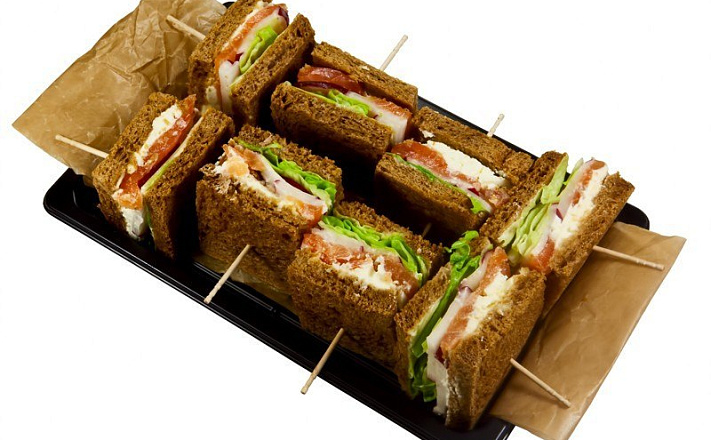 Мини-сэндвичи на тостовом хлебе с подкопченным лососем