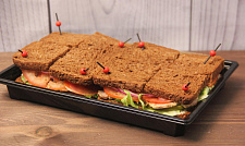 Мини-сэндвич с пряной шейкой на тостовом хлебе с соусом "Айоли"