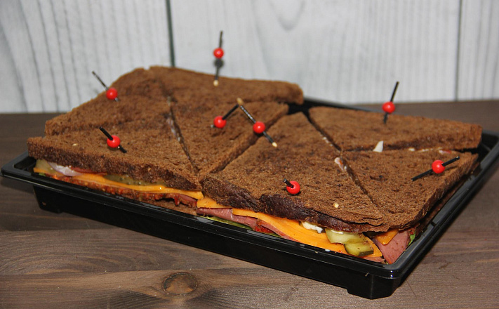 Мини-сэндвич с ростбифом и сыром "Чеддер" на тостовом хлебе