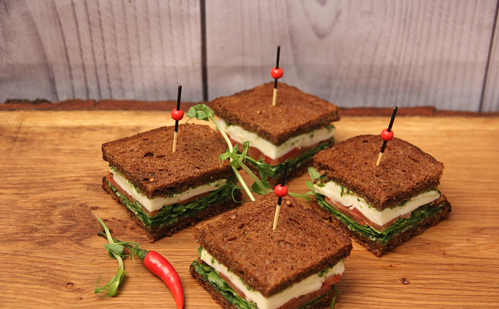 Сэндвичи : Мини-сэндвич с сыром "Моцарелла" на тостовом хлебе с соусом "Песто"