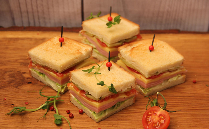 Мини-сэндвич с ветчиной и сыром на тостовом хлебе