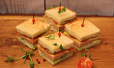 Мини-сэндвич с ветчиной и сыром на тостовом хлебе