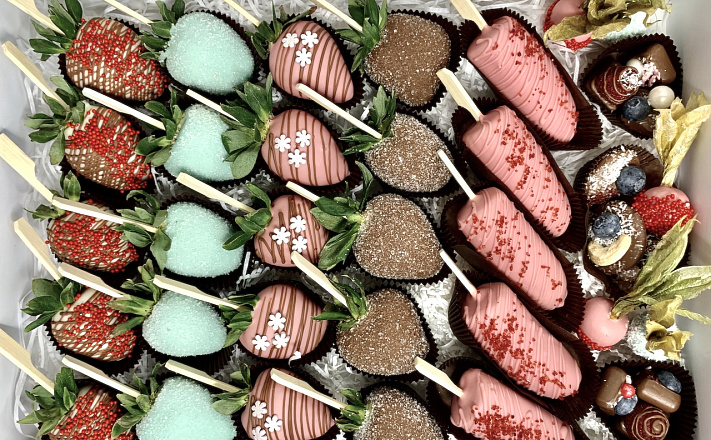 Десерты : Набор фруктов в шоколадной глазури с конфетами ручной работы
