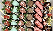 Набор фруктов в шоколадной глазури с конфетами ручной работы