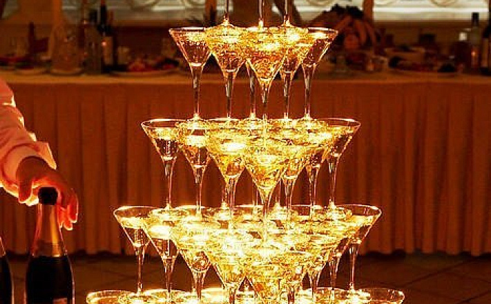 Шоу-бары : Пирамида с шампанским (84 бокала)