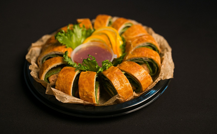 Горячие закуски : Французский рулет с лососем и соусом "Тартар"