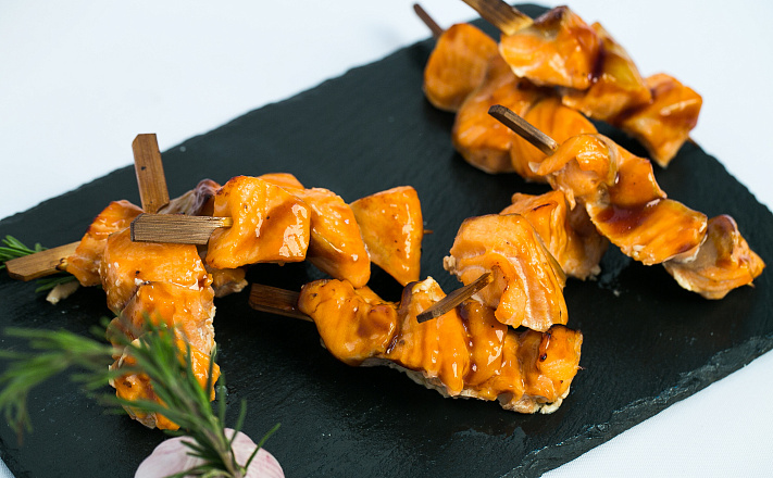 Горячие закуски на шпажках : Мини-шашлычок из лосося под соусом Унаги