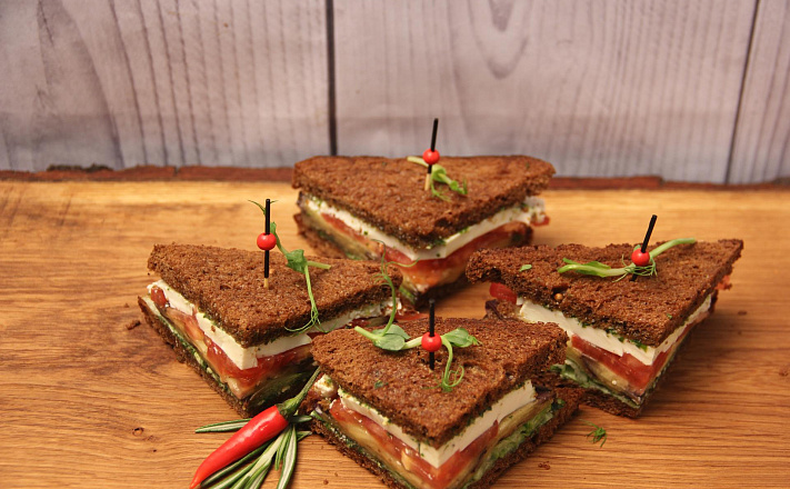 Вегетарианский мини-сэндвич с соусом "Песто" на тостовом хлебе с томатами и листьями салата