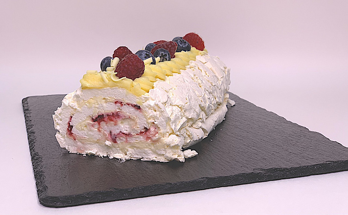 Воздушный десерт "Меренговый рулет" с нежным кремом и ягодами