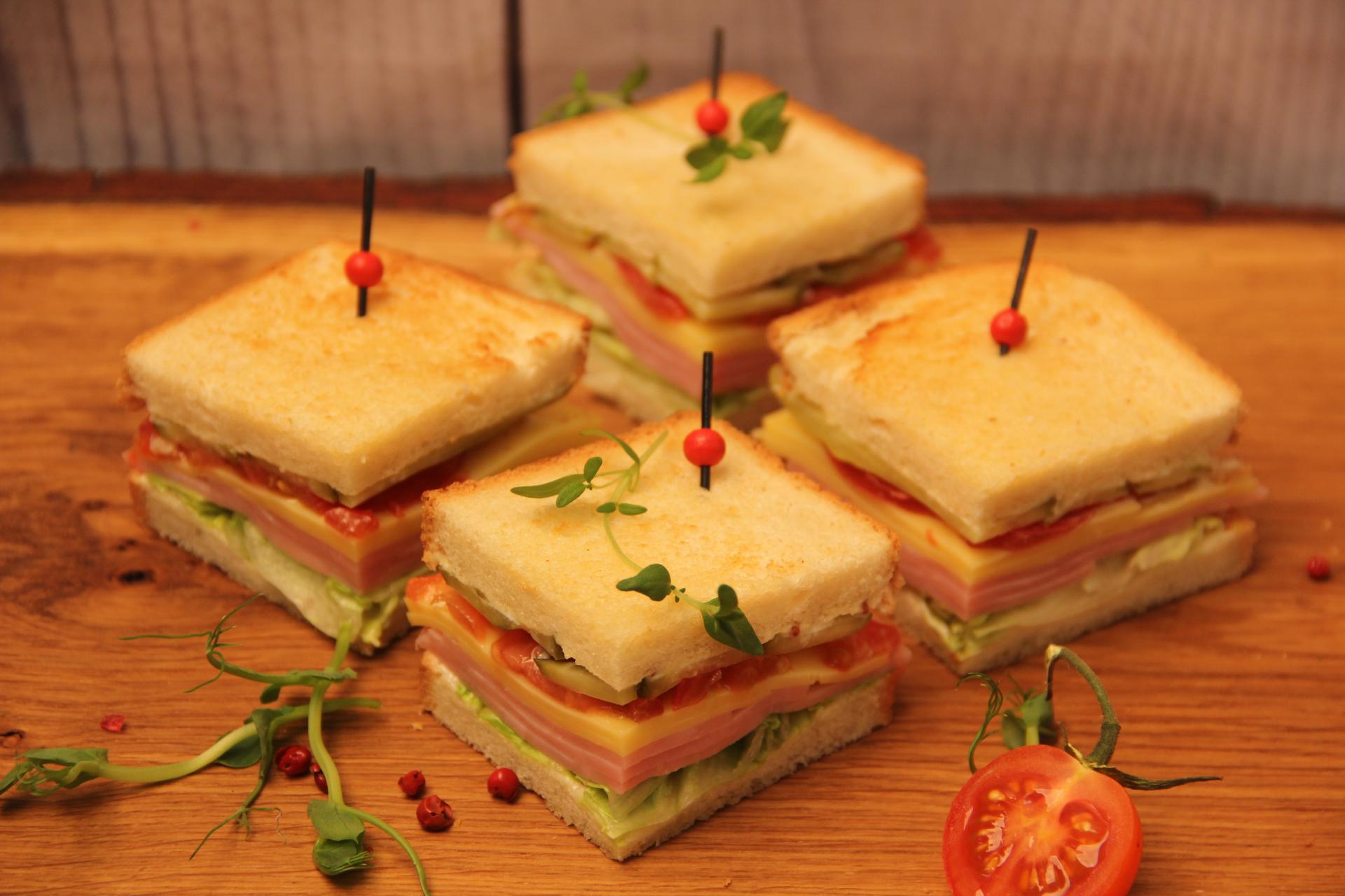 Оригинальные мини-сэндвичи с аппетитным лососем