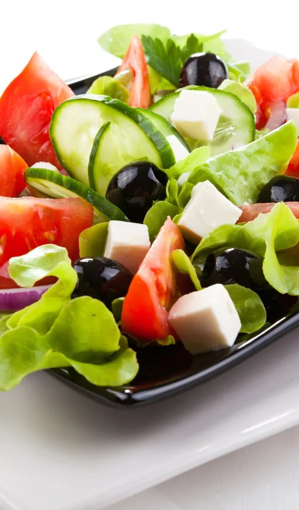 Салат греческий с сыром фета и овощами