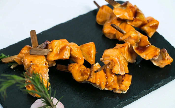  : Мини-шашлычок из лосося под соусом Унаги