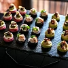 Черный мини татен с мясом криля, зеленым базиликом и паприкой