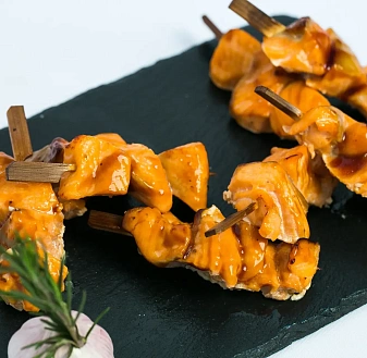Мини-шашлычок из лосося под соусом Унаги
