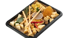 Сырное ассорти (ассорти из сыров: полутвердый, мраморный, тильзитер. С добавлением меда, ореха грецкого и соломка Гриссини)