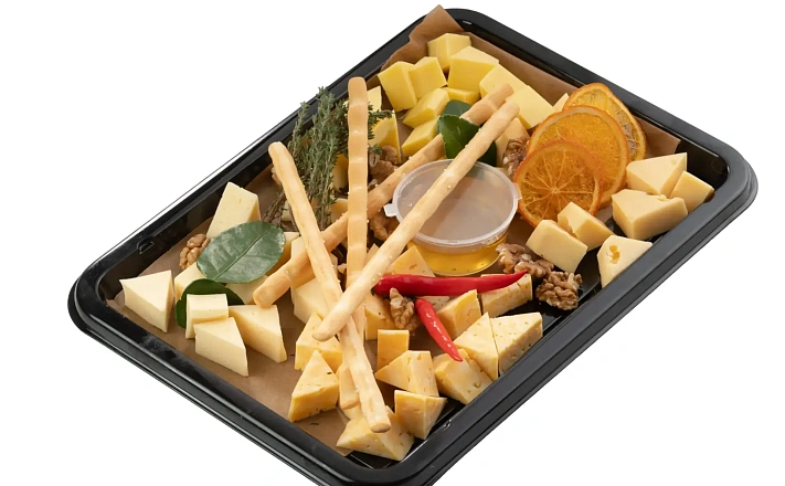 Холодные закуски : Сырное ассорти (ассорти из сыров: полутвердый, мраморный, тильзитер. С добавлением меда, ореха грецкого и соломка Гриссини)