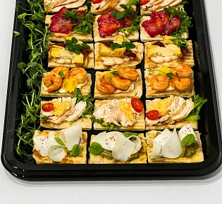 Большое Ассорти Римских брускетт: с тигровой креветкой, с маринованным лососем, с артишоками и вяленым томатом, с козьим сыром и муссом из авокадо, с цыпленком. 18 шт.