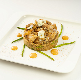 Салат с жаренными ломтиками морского языка и с кус кусом и тайской мини спаржей