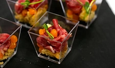 Грибной спонж с кусочками карамелизированной тыквы и слайсом копченой утки Магрэ с доставкой на ваше мероприятие (превью)