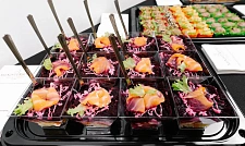 Готовый "Офисный фуршет" на 15 персон с горячими закусками и десертами (фото 3 превью)