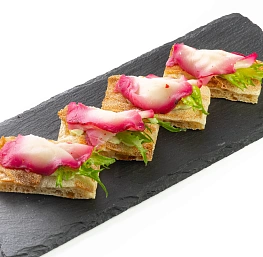 Римская брускетта с маринованным клыкачом