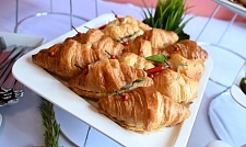 Мини-круассан с бужениной, корнишонами и салатом с доставкой на ваше мероприятие (превью)