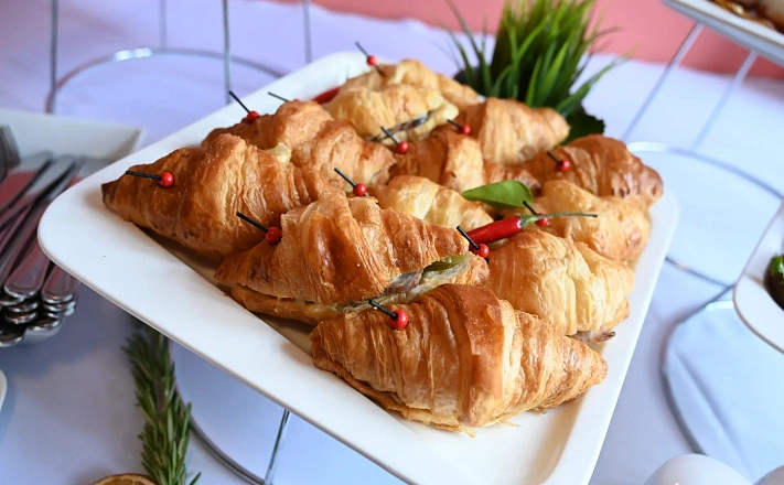 Мини-круассан с бужениной, корнишонами и салатом с доставкой на ваше мероприятие