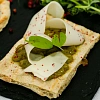 Римская брускетта с козьим сыром и муссом из авокадо