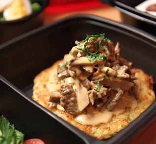 Бефстроганов из говядины на картофельном дранике