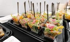 Готовый "Офисный фуршет" на 15 персон с горячими закусками и десертами (фото 2 превью)