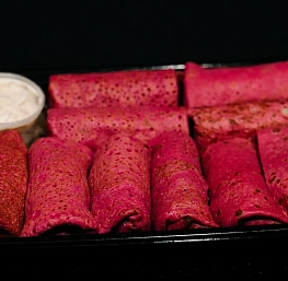Блины цвета фукси с лососем и картофелем