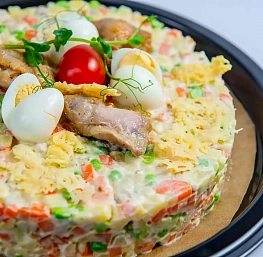 Оливье с перепелкой и авторским  соусом Прованс