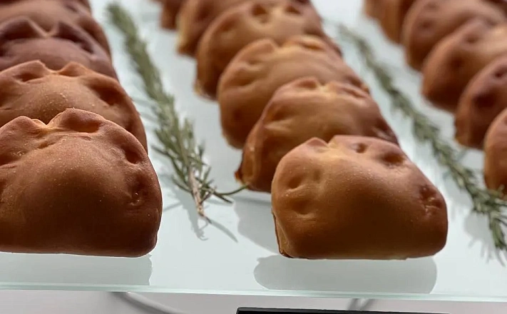 Пирожки с яблоком из дрожжевого теста с доставкой на ваше мероприятие