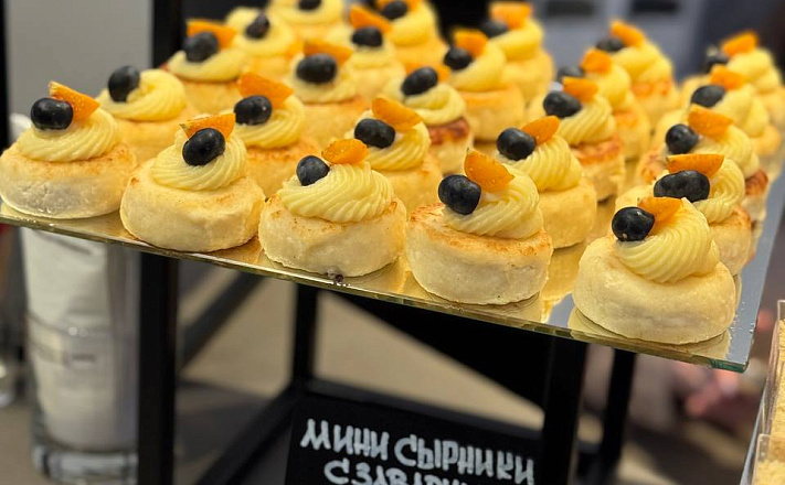 Мини-сырники с заварным кремом и свежими ягодами с доставкой на ваше мероприятие