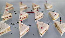 Мини-сэндвичи и сэндвич-роллы : Мини-сэндвич с куриной грудкой за 166  руб. (превью)