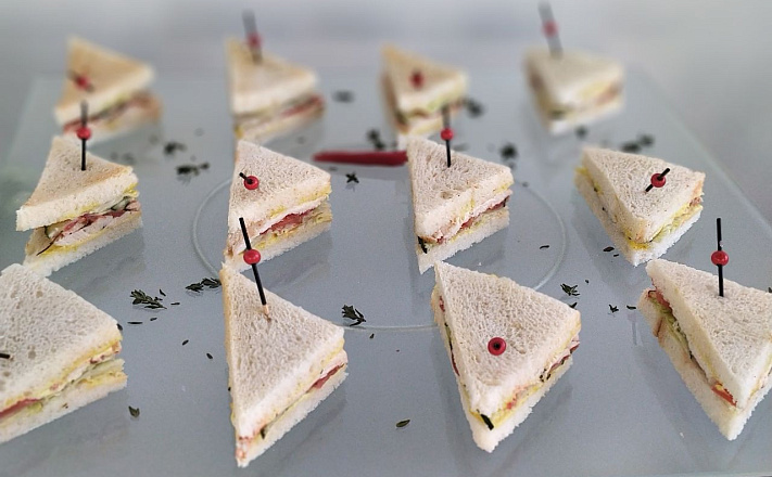 Мини-сэндвичи и сэндвич-роллы : Мини-сэндвич с куриной грудкой за 166  руб.