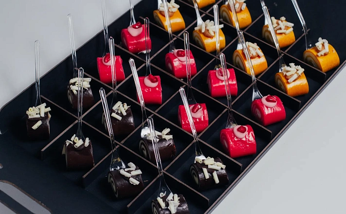 Сет сладких рулетиков «Арт-деко» с доставкой на ваше мероприятие