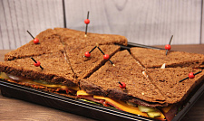 Мини-сэндвич с ростбифом и сыром "Чеддер" на тостовом хлебе с доставкой на ваше мероприятие (превью)