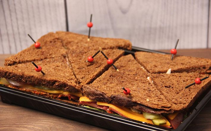 Мини-сэндвич с ростбифом и сыром "Чеддер" на тостовом хлебе с доставкой на ваше мероприятие