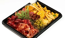 Дуэт из сырного ассорти и Антипасты (Брезаола, слайсы Пармской ветчины, салями) с оливками и вялеными томатами