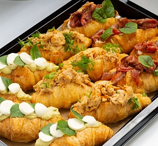 Трио круассанов с артишоками и моцареллой, тунцом и соусом "Спайс", с битыми огурцами и ломтиками говядины (12 шт.)