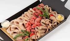 Мясное ассорти: пряный ростбиф, буженина по-домашнему, отварной говяжий язык, сервируется с душистой горчицей с доставкой на ваше мероприятие (превью)