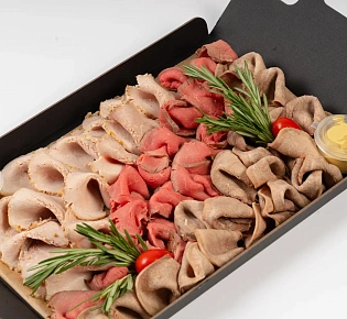 Мясное ассорти: пряный ростбиф, буженина по-домашнему, отварной говяжий язык, сервируется с душистой горчицей